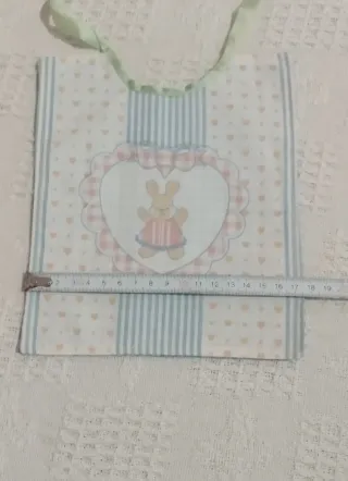 Babero infantil hecho a mano