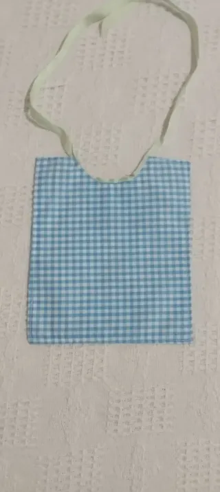 Babero infantil hecho a mano