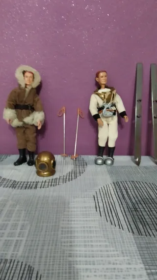 Dos muñecos de Madelman, uno vestido de explorador