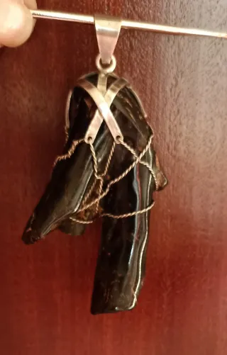 Ciondolo in argento con corallo nero