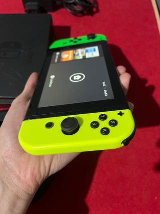 Nintendo Switch con accessori + Mario Kart + Fifa