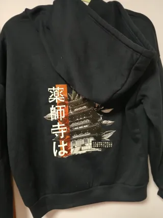 Chaqueta azul marina con estampado japonés en la e