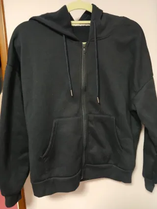 Chaqueta azul marina con estampado japonés en la e