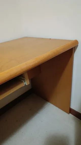 Escritorio de madera con bandeja