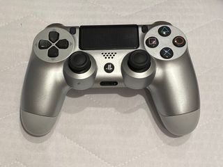 PS4 (PlayStation 4) + 12 Juegos y 3 Mandos