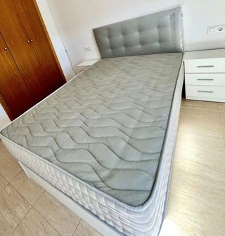 Canapé cama gris con cabecero