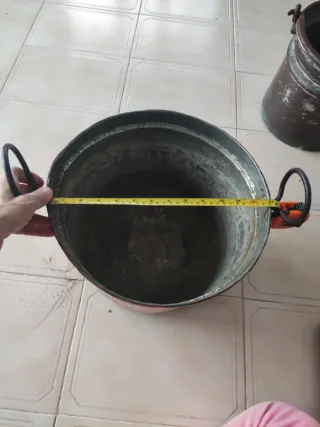 Antico calderone di rame martellato a mano