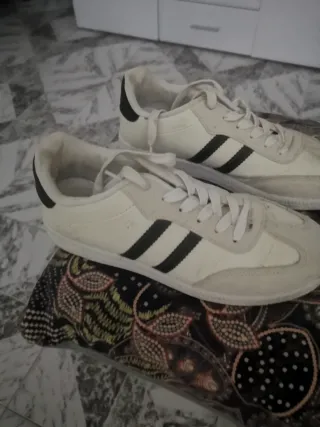 Zapatillas deportivas blancas y negras