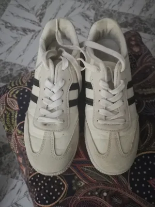 Zapatillas deportivas blancas y negras