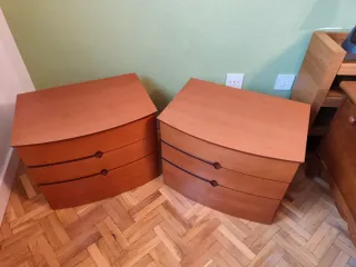 Mesitas de noche de chapa de cerezo.