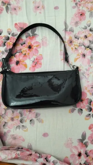 Borsetta a spalla nera lucida