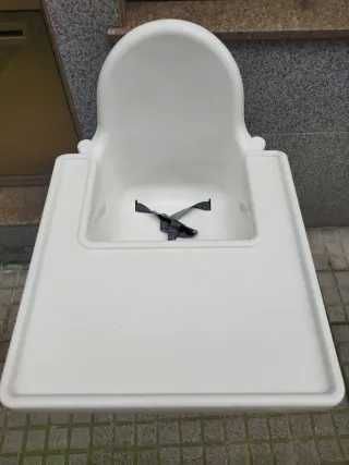 Trona de bebé blanca de Ikea