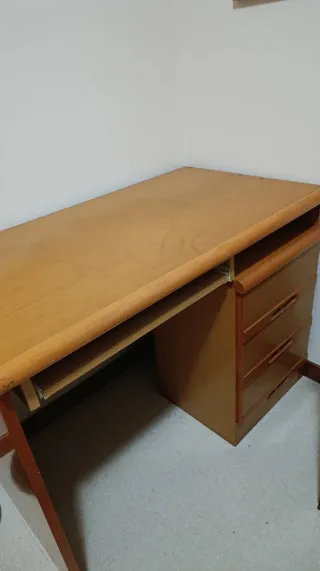 Mesilla cajonera de madera y plástico