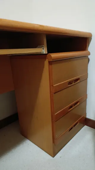 Mesilla cajonera de madera y plástico