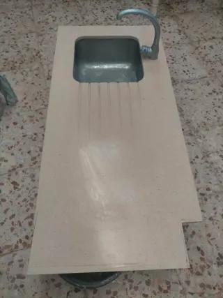 Fregadero completo con grifo