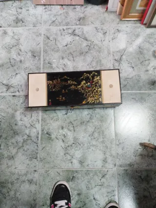 Joyero antiguo con detalles dorados