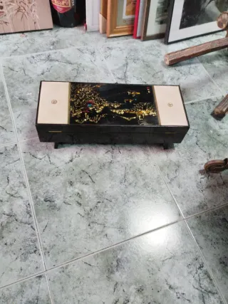 Joyero antiguo con detalles dorados