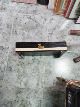 Joyero antiguo con detalles dorados