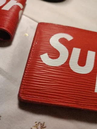 Cartera Supreme Roja Letras Blancas