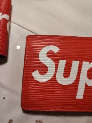 Cartera Supreme Roja Letras Blancas