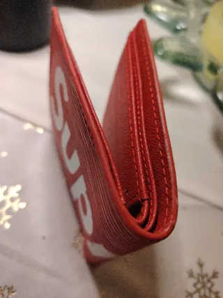 Cartera Supreme Roja Letras Blancas