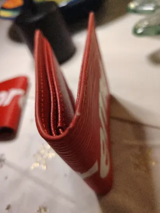 Cartera Supreme Roja Letras Blancas