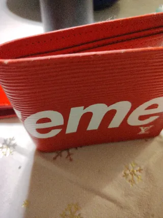 Cartera Supreme Roja Letras Blancas