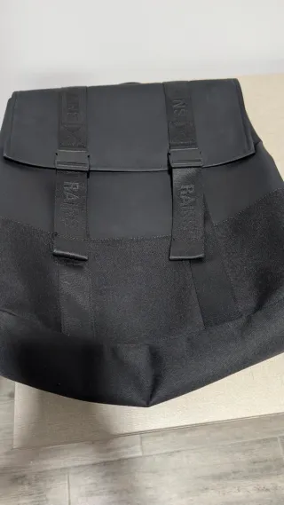 Mochila Rains negro impermeable