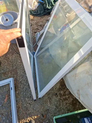 Marco de ventana de aluminio comercial de 2 hojas.