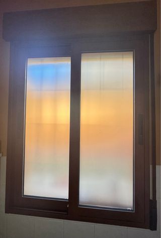 2 Ventana corredera aluminio color madera Nogal