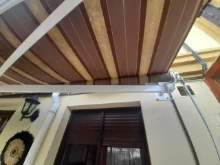 Toldo para terraza marrón y beige