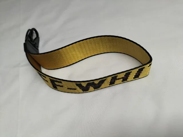 Llavero Off White color amarillo dorado. Nuevo