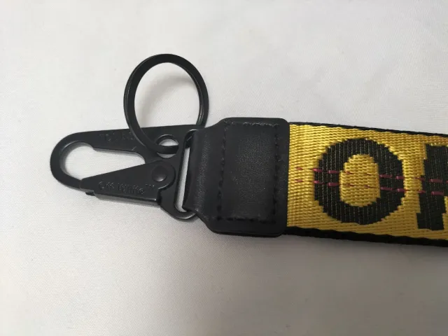 Llavero Off White color amarillo dorado. Nuevo