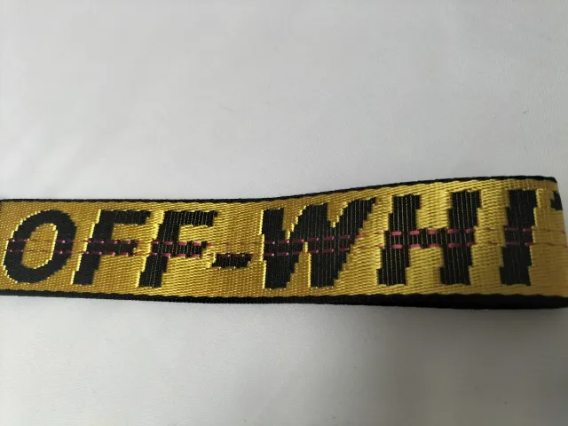 Llavero Off White color amarillo dorado. Nuevo