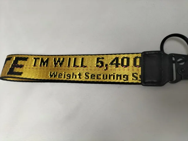 Llavero Off White color amarillo dorado. Nuevo