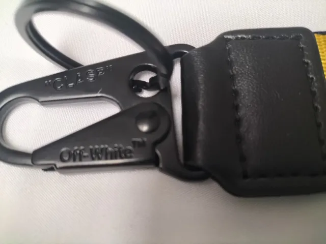 Llavero Off White color amarillo dorado. Nuevo