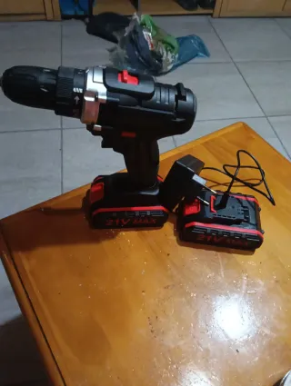 Taladro atornillador nuevo 2 batería y cargador