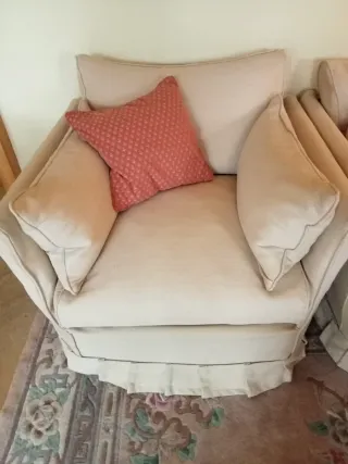 Lote de muebles: 2 Cómodas de madera y un sillon.