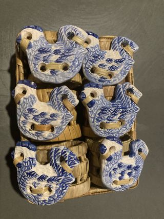 Servilleteros de cerámica y mimbre