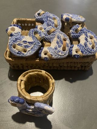 Servilleteros de cerámica y mimbre