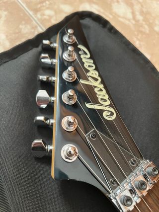 Jackson JS32 Rhoads Negra Floyd Rose + Funda