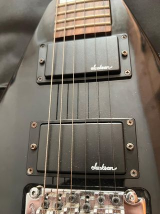 Jackson JS32 Rhoads Negra Floyd Rose + Funda