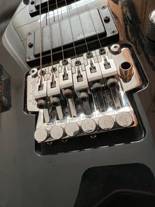 Jackson JS32 Rhoads Negra Floyd Rose + Funda