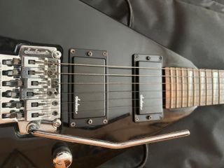 Jackson JS32 Rhoads Negra Floyd Rose + Funda
