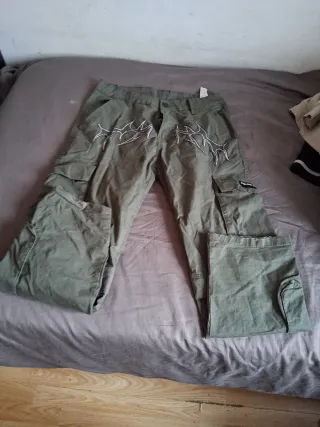 Pantalones cargo verdes con diseño