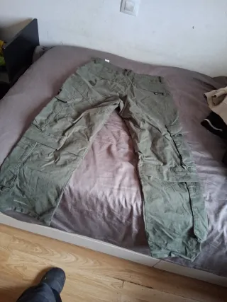 Pantalones cargo verdes con diseño
