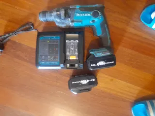 Taladro Makita con cargador y 2 baterías