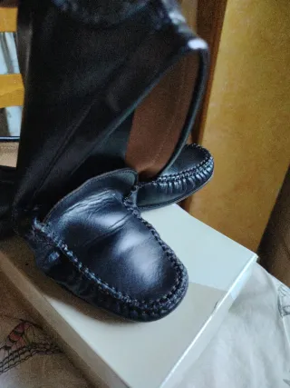 Mocassini neri in vera pelle.