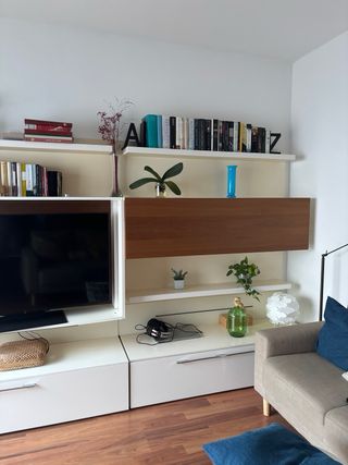Mueble TV salón blanco y madera