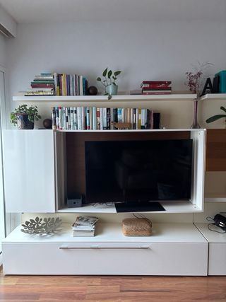 Mueble TV salón blanco y madera